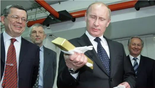  ?? ?? Russia has been on a gold buying spree as the rest of the world seeks to dump the US dollar as the currency of choice.