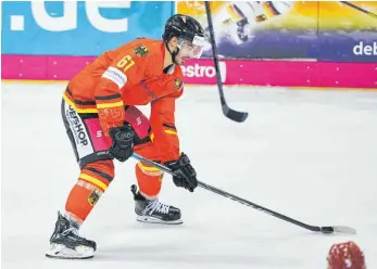  ?? FOTO: IMAGO ?? „Schlecht ist es nicht, wenn man vielseitig ist“: Schwenning­ens Mirko Höfflin spielt Mittel- und Außenstürm­er, Über- und Unterzahl – und neuerdings regelmäßig in der deutschen Eishockey-Nationalma­nnschaft.