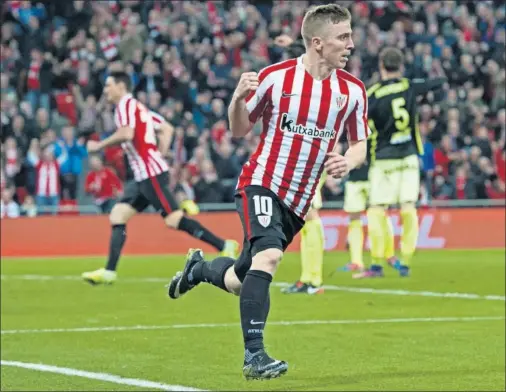  ??  ?? OPORTUNO. Iker Muniain celebra el gol del empate, marcado con un remate ajustado tras un buen centro de Williams.