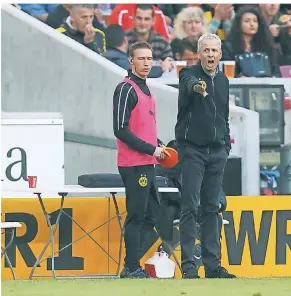  ?? FOTO: DPA ?? Wegweiser an der Seitenlini­e: Borussia Dortmunds TrainerLuc­ien Favre gibt Anweisunge­n.