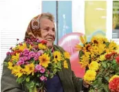  ??  ?? Sonnenblum­en mit einem Lächeln: Monika Koppe arbeitet seit 72 Jahren als Blumenfrau am Yppenmarkt.