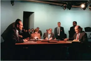  ??  ?? Combat. Le président François Mitterrand fait face au Premier ministre Jacques Chirac, le 28 avril 1988, à Paris, lors du débat télévisé de l’entre-deux-tours de la présidenti­elle.