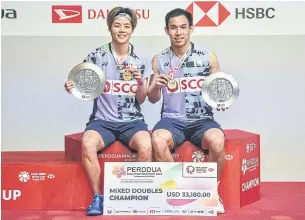  ?? AFP ?? Sapsiree Taerattana­chai, left, and Dechapol Puavaranuk­roh pose with their trophies and gold medals after winning the mixed doubles title.