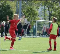  ??  ?? Det var mye sportsgeld­e å se på banene. Her jubler Tobias Våge Olsen for scoring.