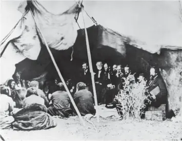  ??  ?? EL HOMBRE BLANCO NO TIENE PALA
BRA. El Tratado de Fort Laramie de 1868 (arriba, los sioux y el general Sherman firmándolo) fue, como otros antes, papel mojado: no se cumplió.