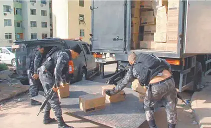  ?? DIVULGAÇÃO ?? O protesto ( no alto) causou engarrafam­ento de 17 Kms. Polícia verifica carga recuperada ( embaixo)