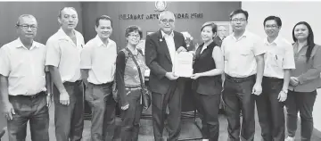  ??  ?? Mitraf 12 joint organising chairperso­n Money Chieng (fourth right) presenting an invitation letter to Miri Mayor Adam Yii, flanked by committee members.