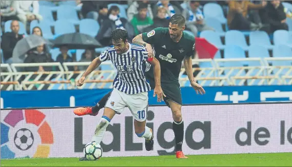  ?? FOTO: UNCITI ?? Xabi Prieto recibe la entrada de Javi García, jugador del Betis, en un lance del encuentro de ayer por la mañana en Anoeta