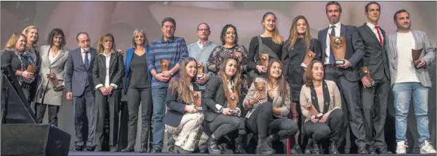  ??  ?? FOTO DE FAMILIA. Los galardonad­os posaron juntos con sus premios para cerrar la Gala en el Teatro Goya y recibieron la gran ovación de la tarde