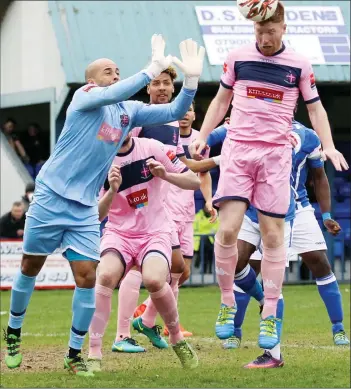  ?? PICTURE: Edmund Boyden ?? AWAY! Dulwich’s Mark Weathersto­ne and Preston Edwards combine to clear