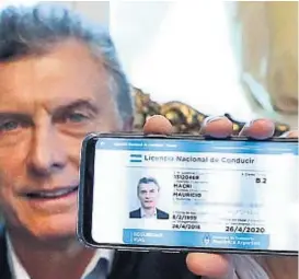  ?? (PRESIDENCI­A DE LA NACIÓN) ?? Carné en el celular. El presidente Macri presentó la innovación en la licencia de conducir.