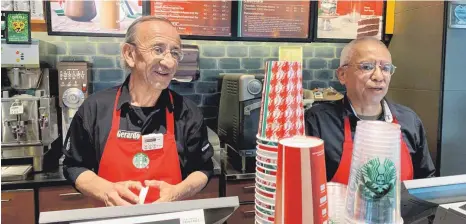  ?? FOTO: EHRINGFELD ?? Zwei zufriedene Senioren: Gerardo Flores (links) und Miguel Martínez hinter der Kaffeethek­e.