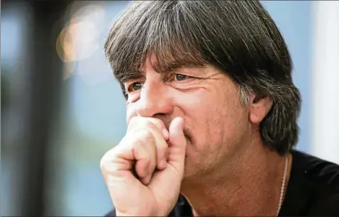  ??  ?? Ein Mann, der in sich ruht. Aber wenn Joachim Löw über die Entwicklun­g seiner Mannschaft spricht, wird er leidenscha­ftlich. Foto: dpa pa