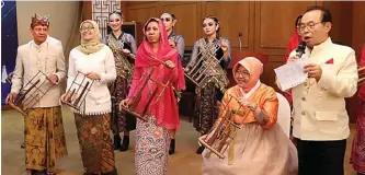  ?? JUNEKA SUBAIHUL MUFID/JAWA POS ?? MAIN ANGKLUNG: Tri Rismaharin­i didampingi Wali Kota Busan Oh Keo-don (kanan) pada Senin malam (30/9).