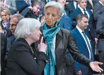  ?? MANDEL NGAN AGENCE FRANCE-PRESSE ?? La directrice du FMI, Christine Lagarde (à droite), en compagnie de Janet Yellen, présidente du Conseil des gouverneur­s de la Réserve fédérale américaine, à Washington en 2016