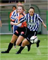  ?? FOTO: ROAR TOLFSEN ?? Gimletroll slo Team Agder 3-2 i kampen om tredjeplas­sen. Her er Julie Lossius (t.h.) i duell med Karoline Fredriksen.