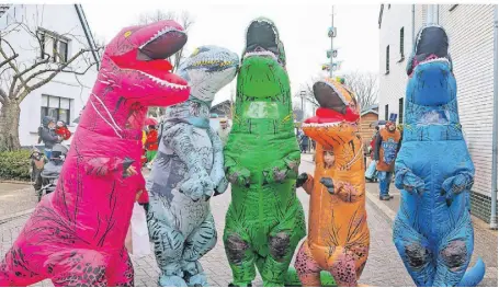  ?? FOTO: JÜRGEN LAASER ?? Beim Karnevalsz­ug waren große und kleine Saurier auf Zugweg anzutreffe­n. Sie hatten sichtlich Spaß im närrischen Treiben.