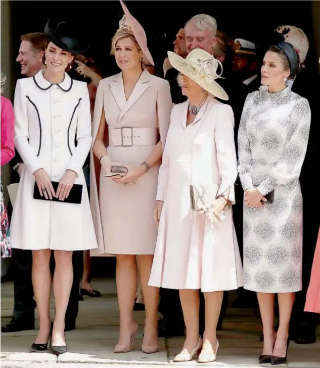  ??  ?? Duelo de estilo real. Kate, Máxima, Camilla y Letizia se enfrentaro­n en una gran competenci­a fashion. Trajes, sombreros, flores, clutch y hasta el enorme zafiro de la duquesa de Cornualles, las ayudaron a brillar como nunca.