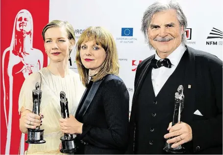  ?? (vlevo), režisérka Maren Adeová a herec Peter Simonische­k při přebírání „evropských Oscarů“FOTO ČTK/ AP ?? Herečka Sandra Hüllerová