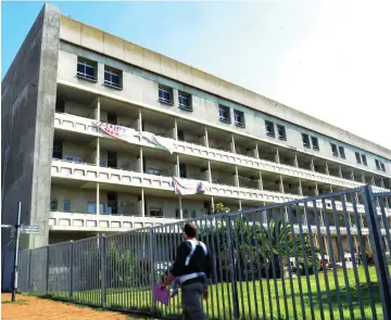  ?? PICTURE: CINDY WAXA ?? VACANT: The Former Helen Bowden Nurses Home in Green Point has been boarded up for more than a year.