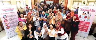  ?? DITE SURENDRA/JAWA POS ?? SEMANGAT BERSAMA: Para orang tua siswa dan guru SMPN 26 Malang memperagak­an gerakan Tangkis setelah talk show bersama psikolog.