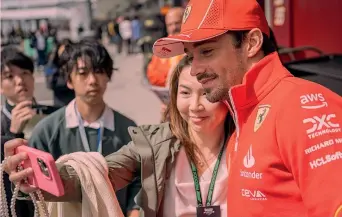  ?? ?? Selfie con il campione Charles Leclerc, 26 anni, si concede a un selfie con una fan giapponese nel paddock del circuito di Suzuka, dove domenica si corre il 4° GP del 2024