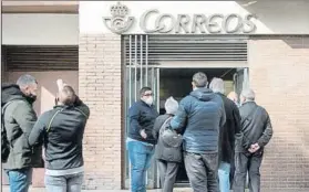  ?? FOTO: EFE ?? Las oficinas de Correos ya han recibido los votos de miles de socios del Barça