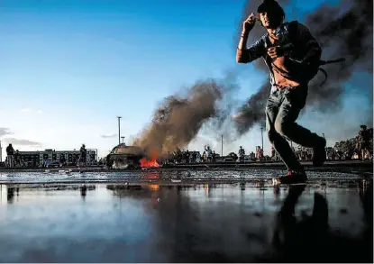  ?? REUTERS ?? Manifestan­tes incendiaro­n autos por fallecimie­nto de Floyd a manos de un policía blanco.