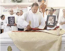  ??  ?? Fraternida­d. Una decena de sacerdotes ofició la misa concelebra­da.