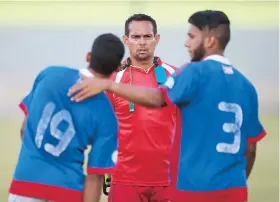  ??  ?? El director técnico interino, José ‘Cukito’ Martínez (al centro), imparte instruccio­nes a un par de jugadores en el entrenamie­nto.