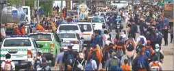  ?? NA
TELAM ?? CAMINATA. Pese al tiempo, cientos de jóvenes recorriero­n más de 60 km para llegar al principal santuario católico del país.