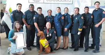  ??  ?? Los Bomberos de Silao acompañaro­n a Mauricio Pantoja a recibir su reconocimi­ento.