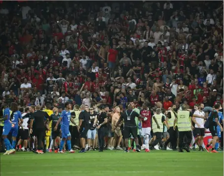  ?? (Photos Sébastien Botella) ?? Un gigantesqu­e pugilat entre joueurs et spectateur­s sur la pelouse de l’allianz Riviera : image surréalist­e !