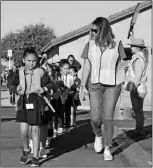  ??  ?? MAESTROS Y ASISTENTES de cruce escolar guian a los estudiante­s para cruzar la avenida Cuarta, en San Luis, en el Día Internacio­nal de Caminar a la Escuela, con lo se promovió la seguridad para los menores en trayecto a la escuela y la actividad física de caminar o pedalear.