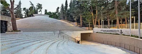  ??  ?? Il Memoriale, rivestito di pietra di Gerusalemm­e, è stato ricavato all’interno di una collina (sotto). Fulcro del progetto è un “imbuto di luce” (sopra e nella pagina accanto), composto da mattoni di cemento con un’anima metallica, attorno al quale si...