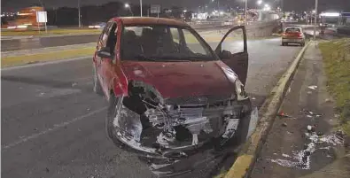  ??  ?? CUANTIOSOS DAñOS. El vehículo quedó destrozado tras una noche de copas, una noche loca, que tuvo el conductor a mitad de semana.