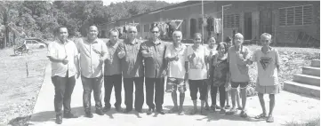  ??  ?? Jamit (fifth left) and his entourage are seen with several Rumah Untang Jirau residents.