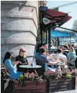  ?? FOTO: JONATHAN NACKSTRAND/AFP ?? Geselligke­it in Corona-Zeiten: Menschen in einem Restaurant in Stockholm.