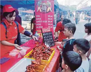  ??  ?? MARISSYAH sibuk melayan pelanggan.