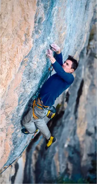  ?? © Sam Bié ?? Mieux vaut savoir serrer les prises pour Killian Costa sur les arquées de Cheeta (8a) dans les Gorges du Destel.