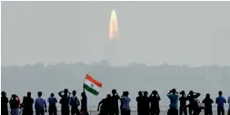  ?? AFP ?? Sriharikot­a residents watch the launch of PSLV-C37 on Wednesday. —