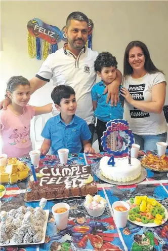  ??  ?? LA FAMILIA festejó con alegría y en paz el cuarto año de Elie, el menor de los Al Khouli.