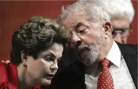  ?? Eraldo Peres - 5.jul.2017/Associated Press ?? Os ex-presidente­s Dilma Rousseff e Luiz Inácio Lula da Silva na posse de Gleisi Hoffmann como nova presidente do PT
