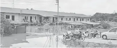  ??  ?? BERBAHAYA: Keadaan Rumah Rembai, Skrang, Betong, yang dinaiki air.