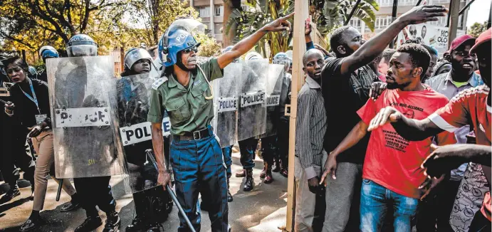  ??  ?? Police in Harare block opposition supporters protesting against alleged fraud in the Zimbabwe elections this week.