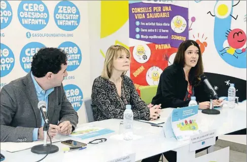  ?? ÀLEX RECOLONS / ACN ?? El doctor Santiago Gómez, la alcaldesa Lluïsa Moret, y Cristina Ribes, directora ejecutiva de la Gasol Foundation