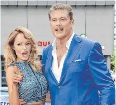  ?? FOTO:DPA ?? Showtime: David Hasselhoff mit seiner Verlobten Hayley Roberts anlässlich des Kinofilms „Baywatch“am 30. Mai in Berlin.