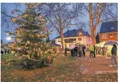  ?? FOTO: SASCHA RIXKENS ?? Die Bürgerinit­iative Geneicken errichtete auf dem Maarplatz einen prächtigen Weihnachts­baum.