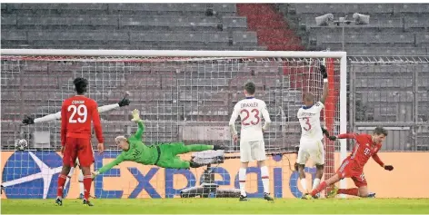  ?? FOTO: SVEN HOPPE/DPA ?? Münchens Thomas Müller (rechts) erzielt das Tor zum 2:2-Ausgleich.