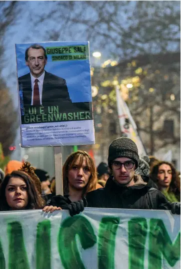  ??  ?? I cartelli
Circa trecento persone ieri al corteo ambientali­sta partito da Città Studi e arrivato a Palazzo Marino